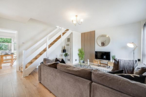 Stunning and Spacious Home by Our Home Short Stays with Free Parking and Ideal for families and contractors